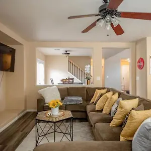 Gorgeous 4 Bedroom House W/ Private Pool Holiday home Las Vegas